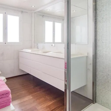 Holiday home Stunning In With House Sea View